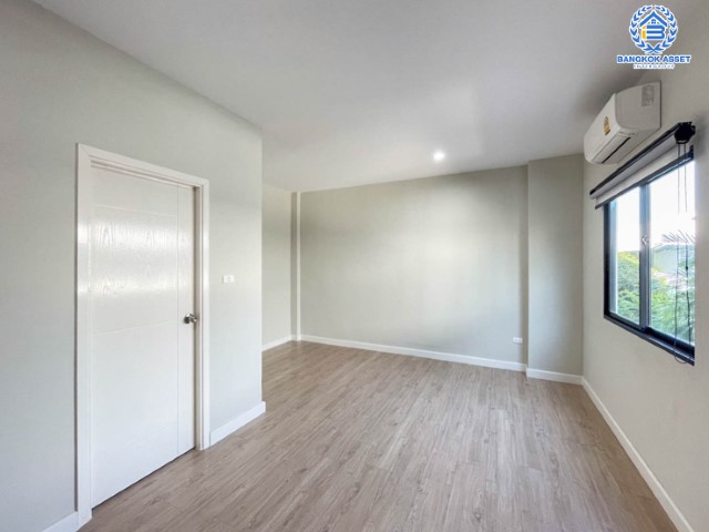 ทาวน์เฮ้าส์มือสองย่านกรุงเทพมหานคร ม.นลิน แกรนด์ อเวนิว วงแหวน-พระราม9 เนื้อที่ 24.2 ตร.ว. ฟังก์ชัน 4 ห้องนอน 4 ห้องน้ำ 1 ที่จอดรถ แถมฟรี! 4 เครื่องปรับอากาศ พร้อมของแถม ใกล้สนามบินสุวรรณภูมิ, พระราม 9 และรถไฟฟ้าแอร์พอร์ตลิ้งค์ "สถานีบ้านทับช้าง"...